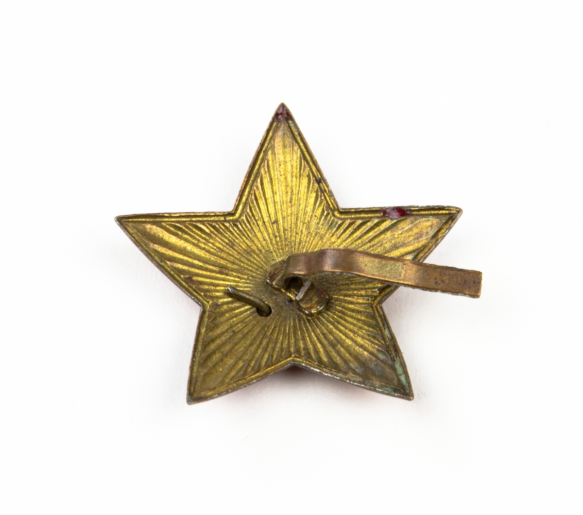 Mössmärke i form av en 5-uddig stjärna. På märket hammaren och skäran. Från Ryssland.