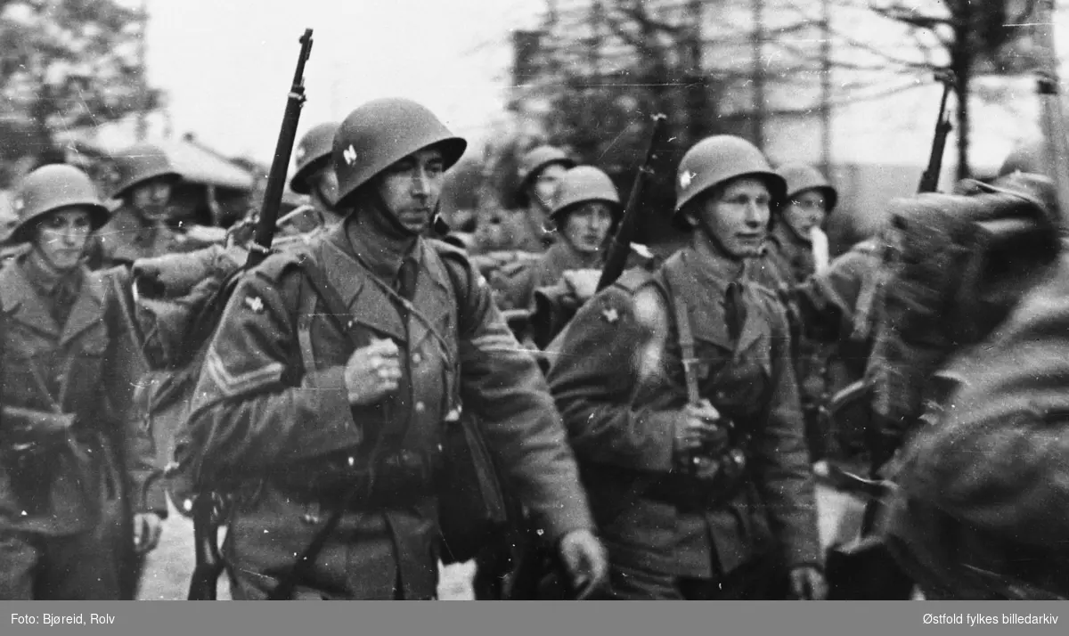 Da freden "brøt løs" i maidagene 1945. Soldater marsjerer i  Sarpsborg. Politisoldatene kommer hjem fra Sverige.