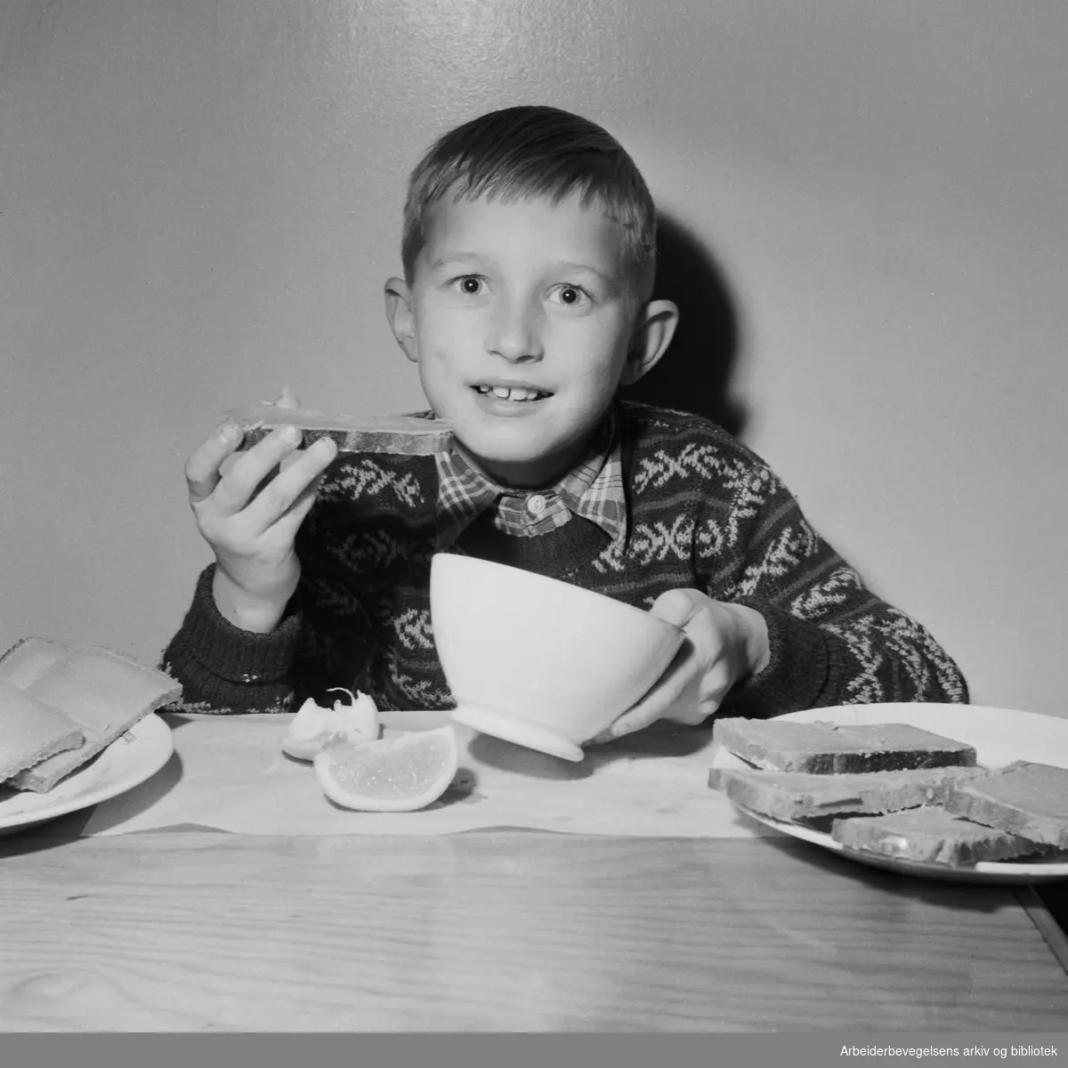 Kjell Arne fra Grünerløkka skole synes Oslofrokosten er fin. September 1957.