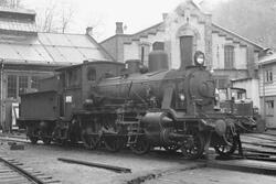 Damplokomotiv 21e 203 utenfor lokomotivstallen i Arendal