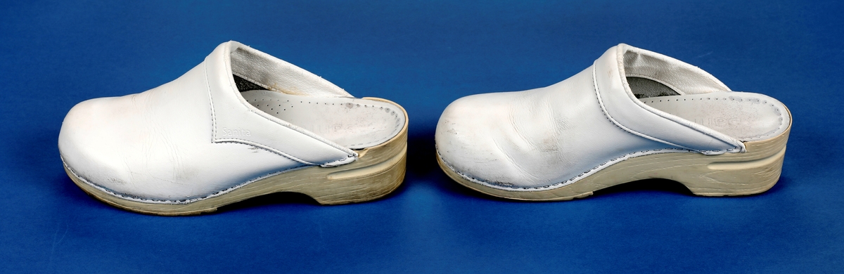Hvite sko i treskoform med gummisåler. 