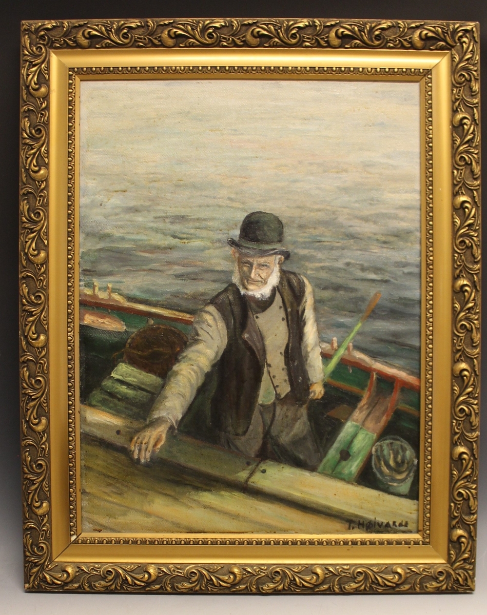 En eldre fisker i båt, hatt med pull, hvitt skjegg.