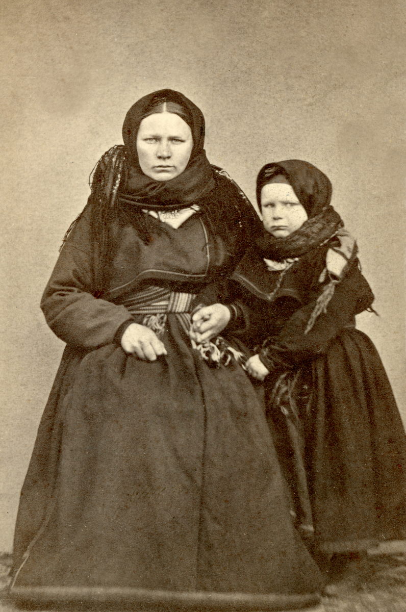 Anne K. Eikja, f. Garvik,  med dottera Mari J. i fotoatelier. Begge er i beltestakk.