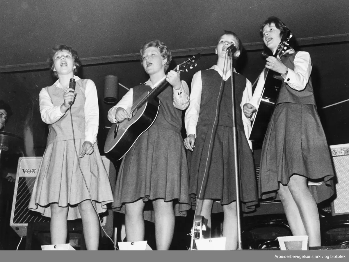 The Eikeli sisters. Arbeiderbladets amatørkonkurranse på Rondo, 1963. .