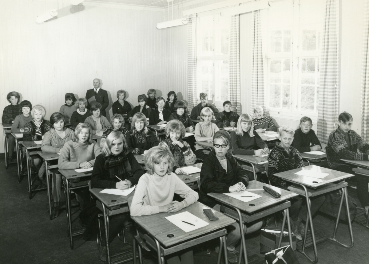 Klasserom med elevar og lærar Hagestad på Bø framhaldsskule