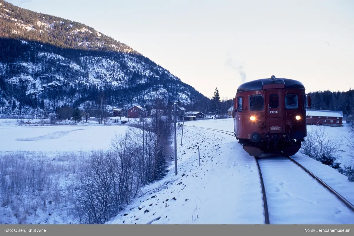 Dieselmotorvogn BM 86 20 med persontog fra Kongsberg til Rødberg nord for Kravikfjord holdeplass