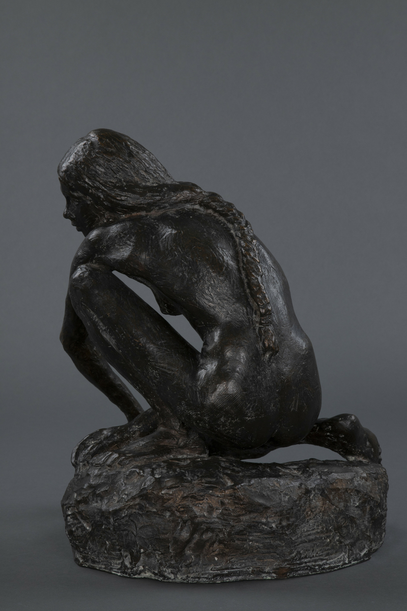 Kvinne som sitter på huk [Bronseskulptur]