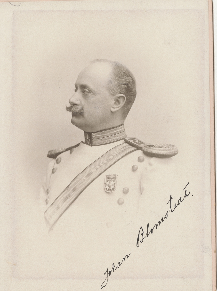 Porträtt av Johan Blomstedt, ryttmästare vid Livregementets dragoner K 2.

Se även bild AMA.0006907, AMA.0006955 och AMA.0007976.