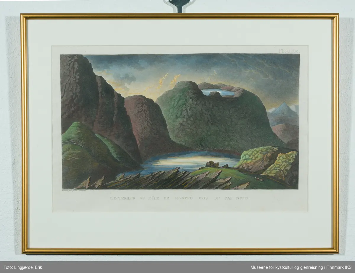Motivet viser en landskap med flere fjell, i midten sjøen eller en innsjø og en liten innsjø oppe på en av fjellene. På høyre side kan være en fjell med snø.