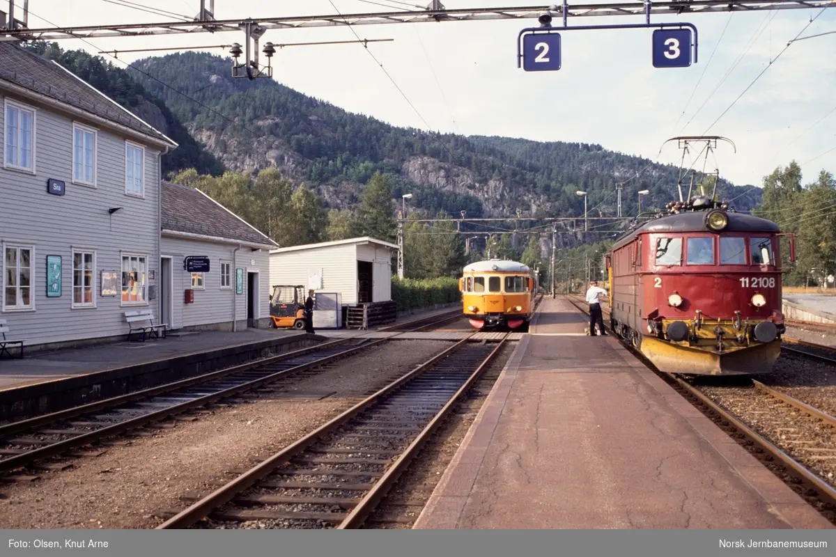Dieselmotorvogn BM 89 og elektrisk lokomotiv El 11 2108 på Sira stasjon