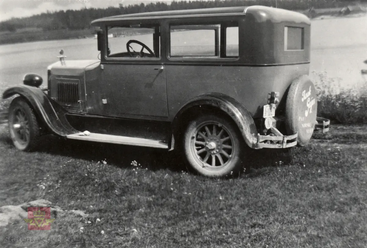 Bilde 1) Norskprodusert bil,  Geijer 1930 modell (i følge merking bak på bildet) med registreringsnummer A-1027.  Reservehjulet på 1930-modellen er merket norsk Geijer. 
Bilde 2) Familien står ved bilen, en Ford T ca. 1924 modell,  og blir fotografert ved A/S C. Geijer & Co. Opplysninger til bilen er gitt av Ivar E. Stav 30.09.2021.

Eier av begge bilene var Heinrich Frierich Rensch, gjerde-vever fra Tyskland, og som kom til Norge og Geijer Gjerdefabrikk litt etter 1910. 
Heinrich Friedrich Rensch var født 1894 i Raguhn. Trådvever (Drahtweber) og innvandret til Norge 1909. 
Se Referanse A/S C. Geijer & Co lenger ned på siden.