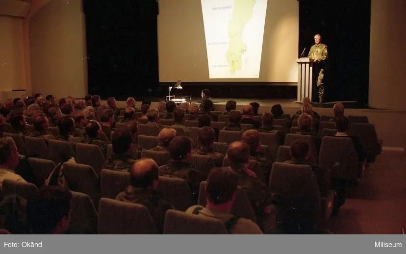 Presentation för militärbefälhavarens årliga besök.

På scen, generallöjtlant Sven-Åke Jansson.