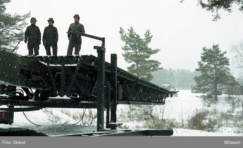 KB5 (Krigsbro 5).

Militär bygger bro, värnpliktig på bro.