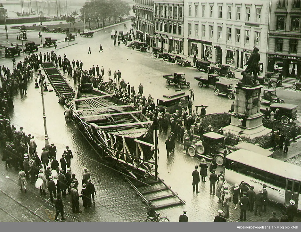 Osebergskipet flyttes til Bygdøy, (passerer Tordenskjolds plass) 28. september 1926