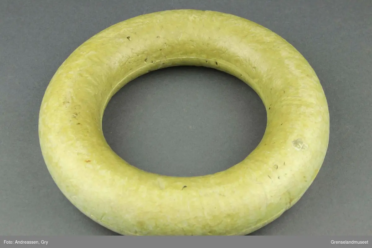 Tre ringer i forskjellige størrelser og plasttype. Den største og minste i et slags isoporlignende stoff og den mellomste i plast.
