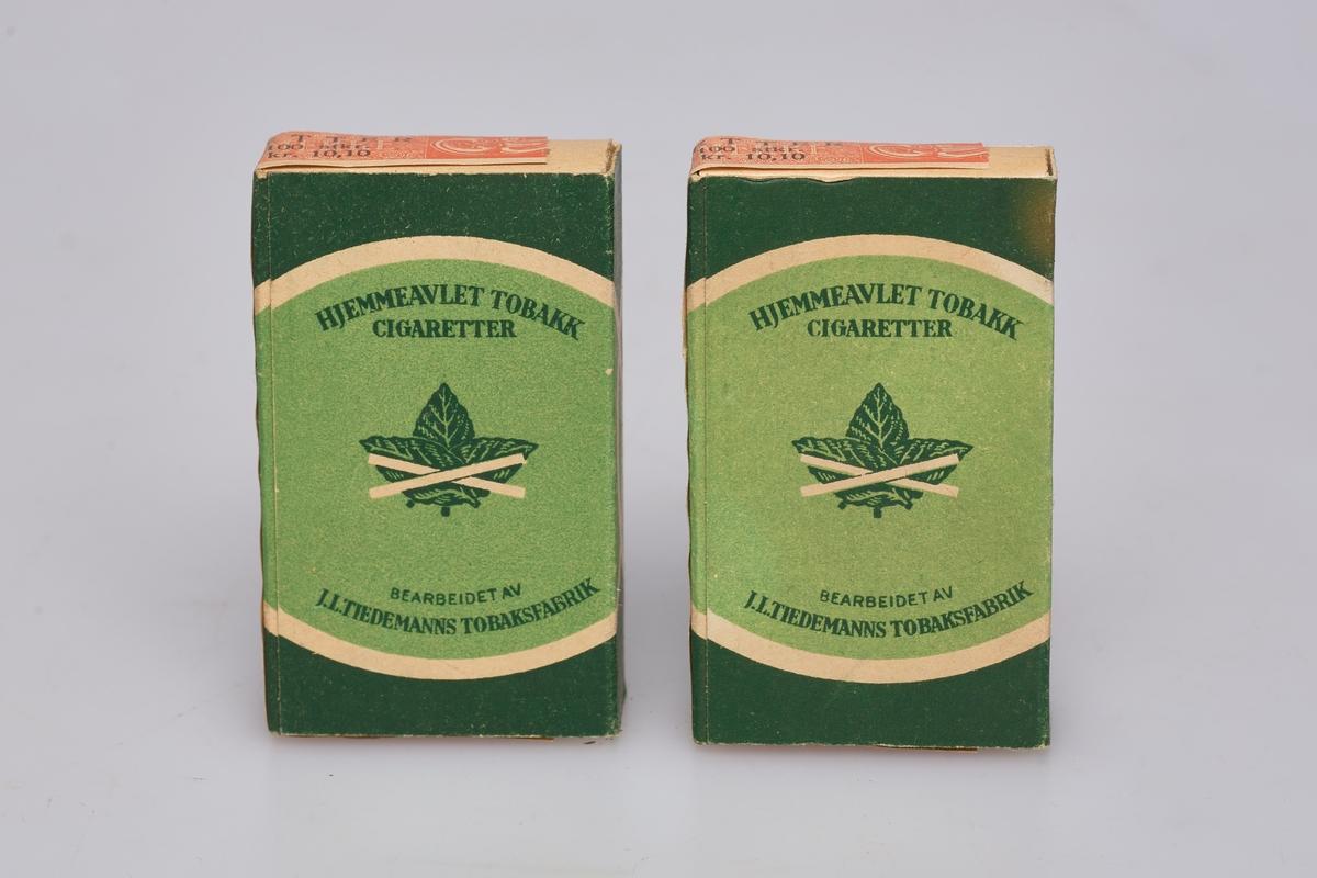 Sigaretter, 2 pakker. Grønn rektangulær eske påtrykket: HJEMMEAVLET TOBAKK CIGARETTER. 10 stkr  Avgift kr 0,40. Produsert av J.L. Tiedemanns Tobaksfabrik,
