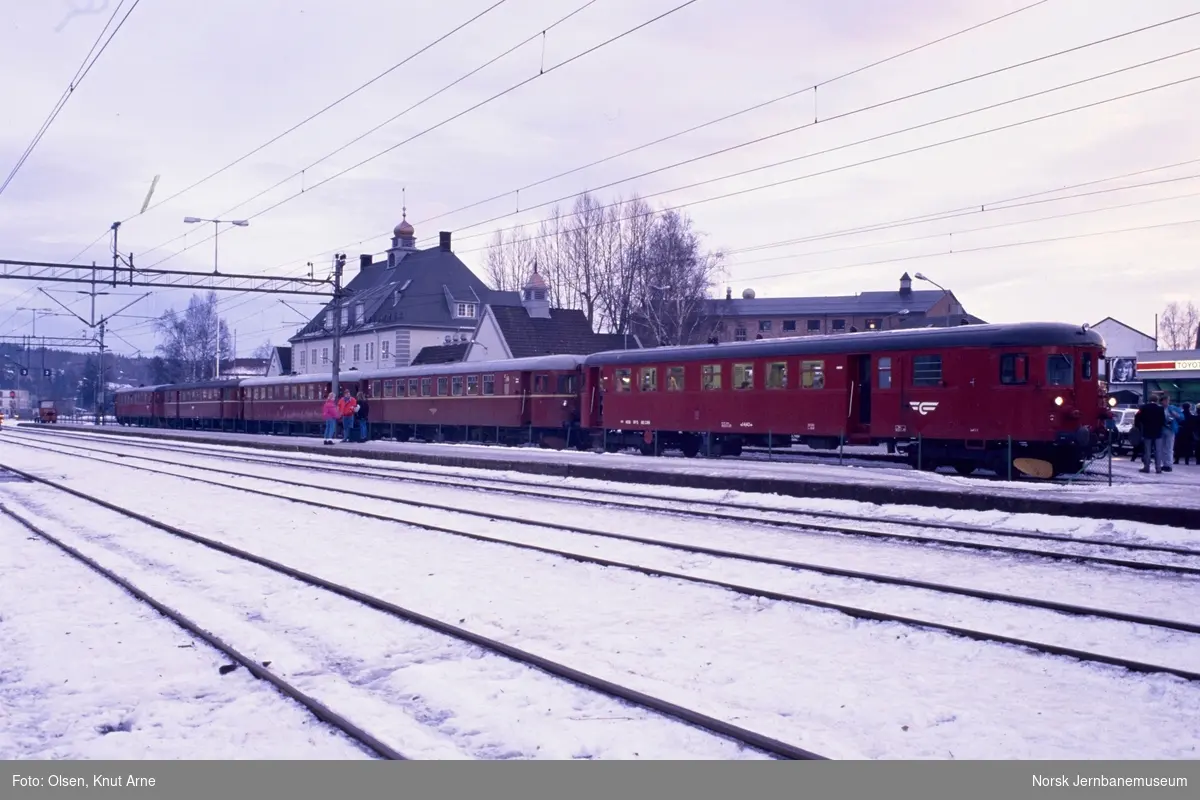 Siste ordinære persontog fra Kongsberg til Rødberg på Kongsberg stasjon. Styrevogn BFS 86 99 (nærmest), dieselmotorvognene BM 86 25, 86 12, styrevogn BFS 86 98 og diselmotorvognene 86 15 og 86 20