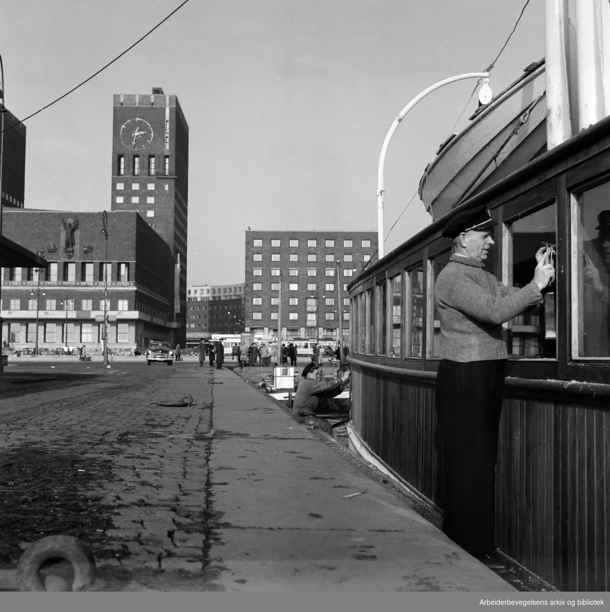 Utvendig vedlikehold på en av ferjene fra Rådhusbrygga. Oslo Rådhus. Mars 1956