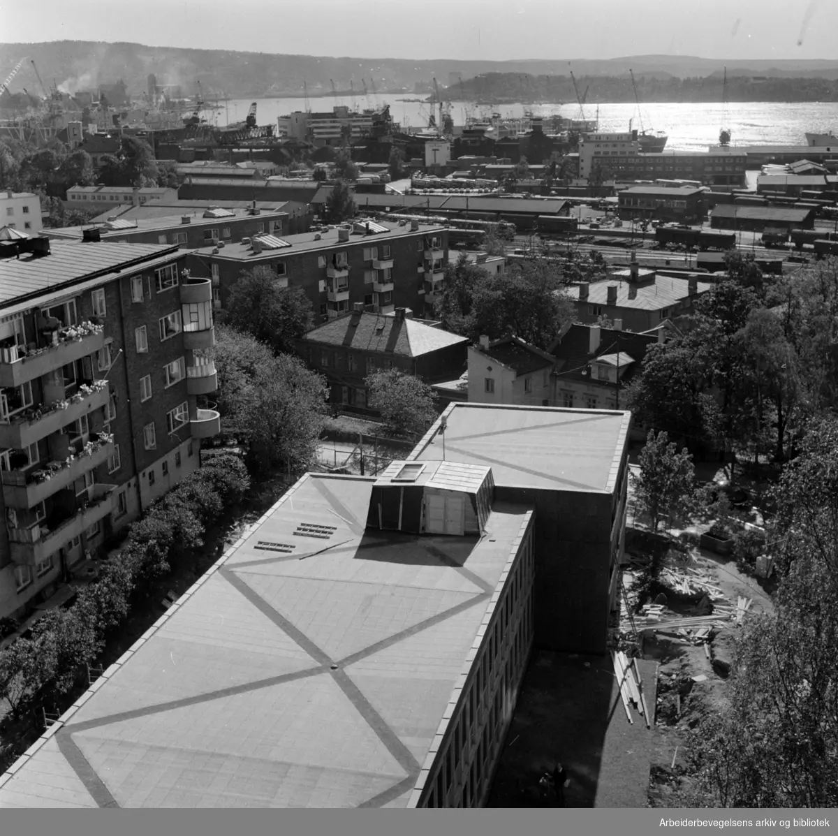 Utsikt fra Rikstrygdeverkets administrasjonsbygg på Drammensveien i Oslo. Munkedamsveien. Framnes. September 1959