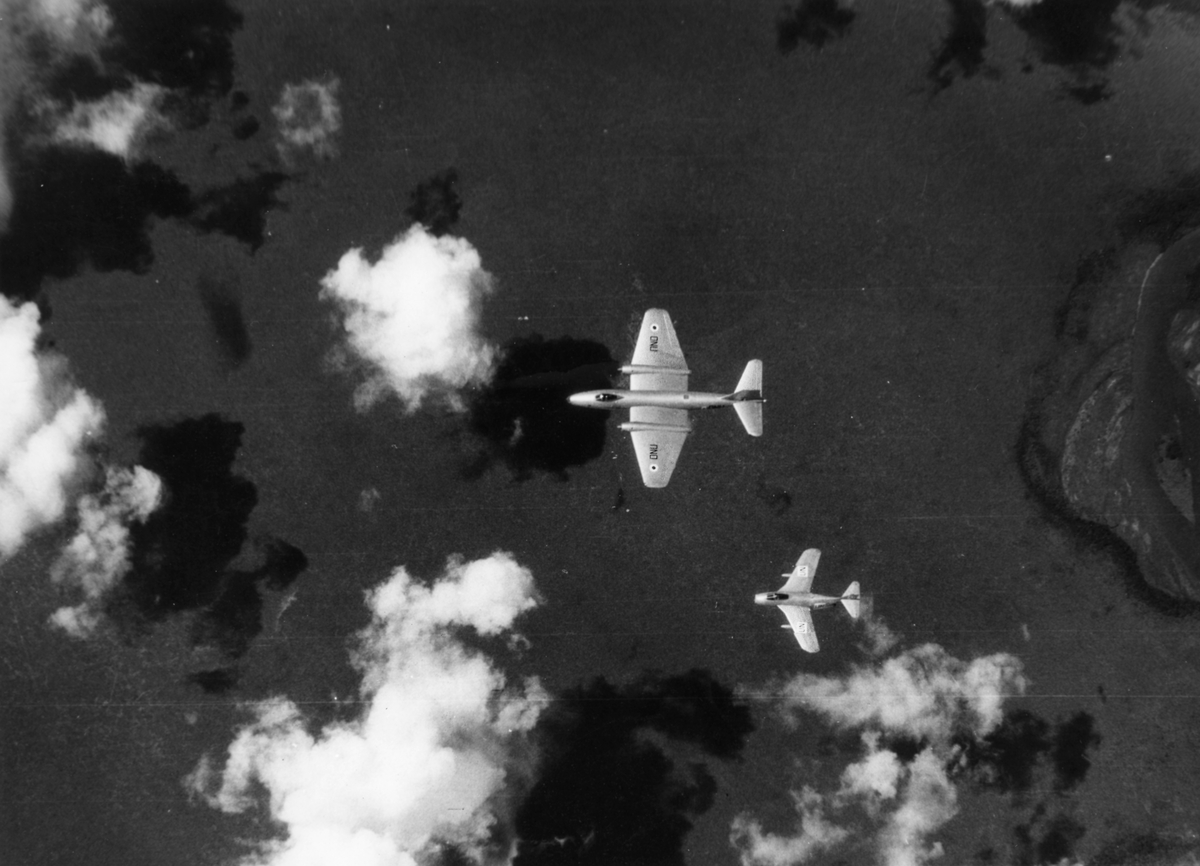 Flygfotografi av två FN-märkta flygplan ovanifrån; en Canberra och en Saab 29 Tunnan, taget från ett flygplan S 29 ur F 22 under Kongokrisen 1962-1963.