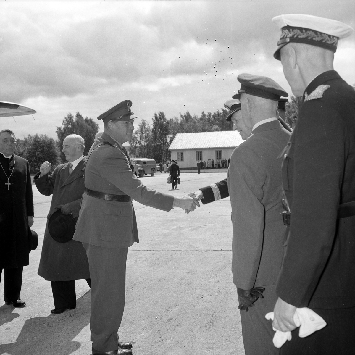 Kronprins Olav ankommer Værnes for å delta i kroningsjublileet i Nidarosdomen