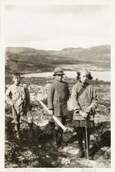 Møsstrond 1922. Jente og to gutter i fjellet på Møsstrond. D