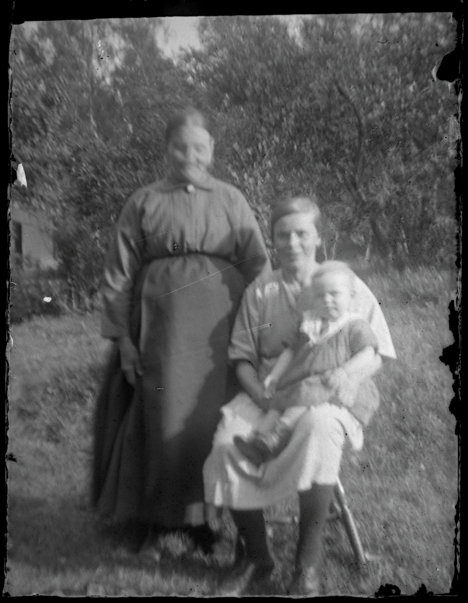 Emilia Engvall med mor Maria Jansson och dottern Elsa