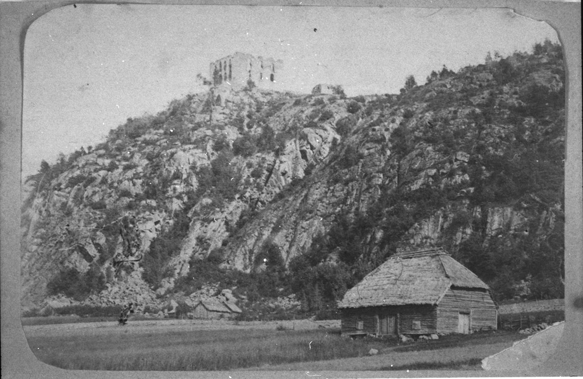 Grännaberget med Brahehus på höjden. Nedanför ligger en lada i förgrunden och vid bergets fot soldattorp nr 127.