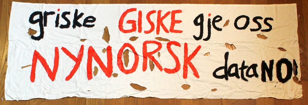 Banner frå arkivet til Norsk Målungdom. På banneret står teksten: "Griske Giske gje oss nynorsk data no!". Det er truleg at banneret har vore i bruk under ein aksjon for Norsk Målungdom.