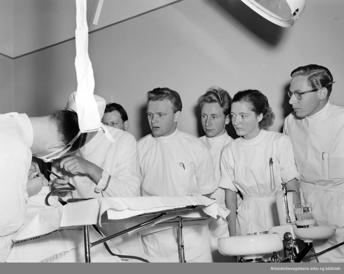 Tannlegehøyskolen i Geitmyrsveien i Oslo. Operasjon av en pasient på høyskolens kirurgiske avdeling. November 1951