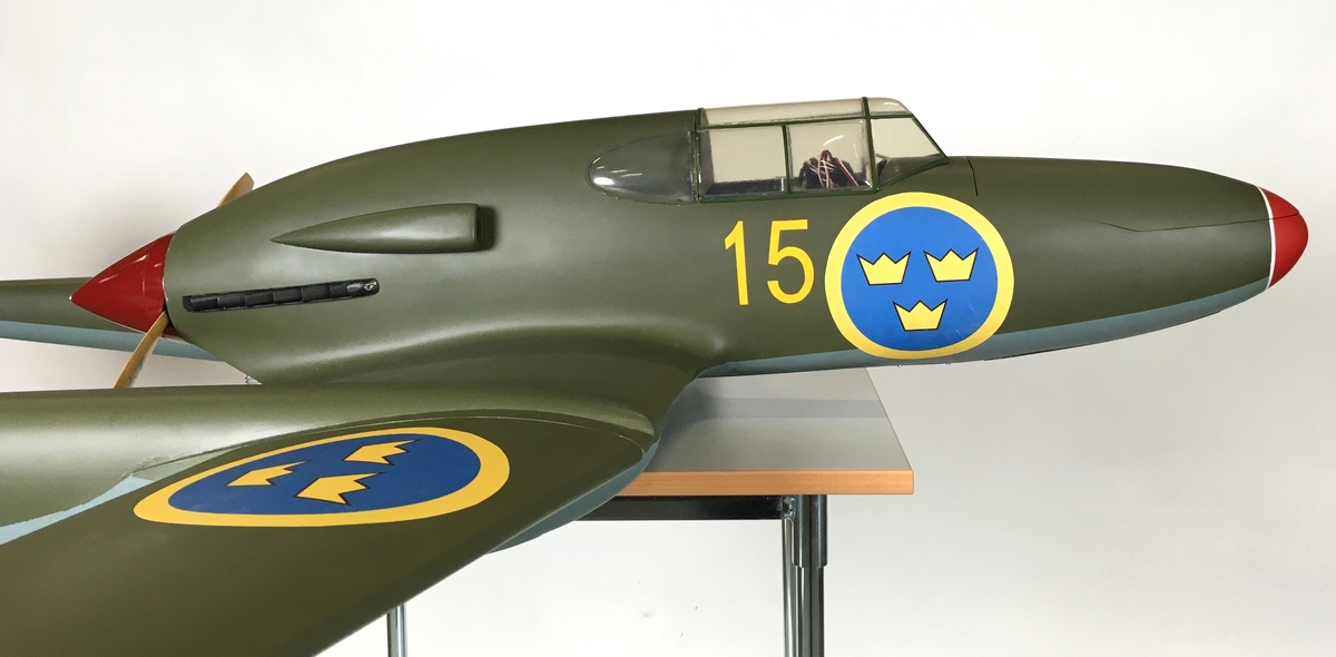 Modellflygplan, Saab J 21A. Kropp och bommar av glasfiber, vingar av balsaträ. Radiostyrd, med metanoldriven motor.