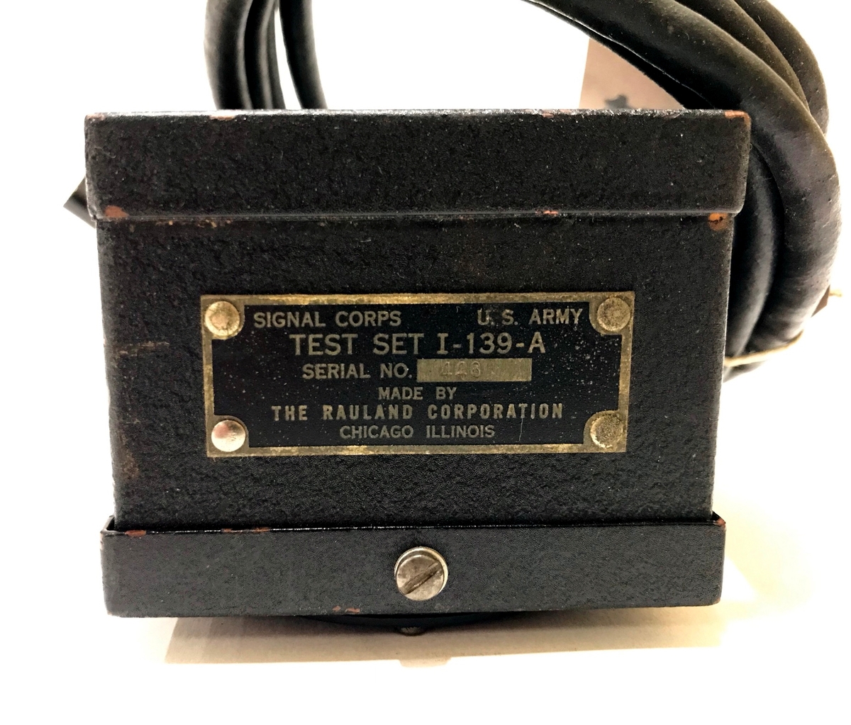 Amperemeter, US Army Signal Corps Test Set I-139-A. Svart, frostlackat metallhölje, skala 0-1 mA. Tillverkare: The Rauland Corporation, Chicago, Ill, USA.