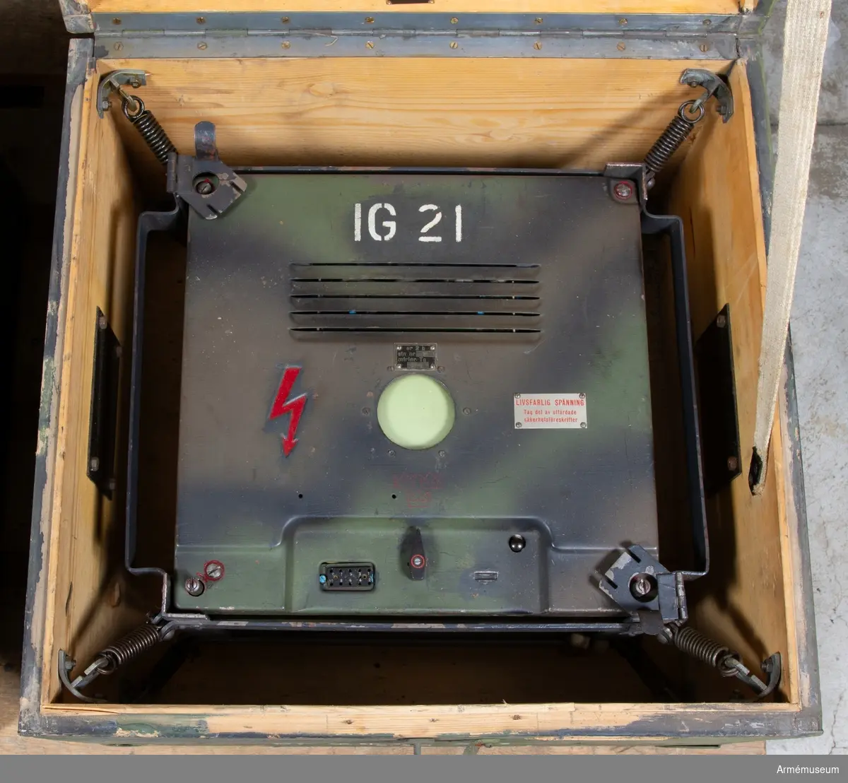 IG till radar 2b, nummer 21, i låda.
Tc 95140. Lådan Tc 80206.