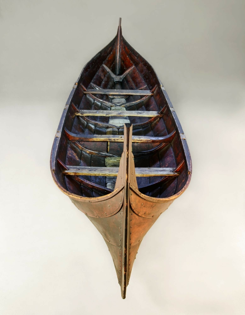 3-roms nordlandsbåt med råseil, også kalt seksring eller treroring.
Båten har fire tofter og tre årepar