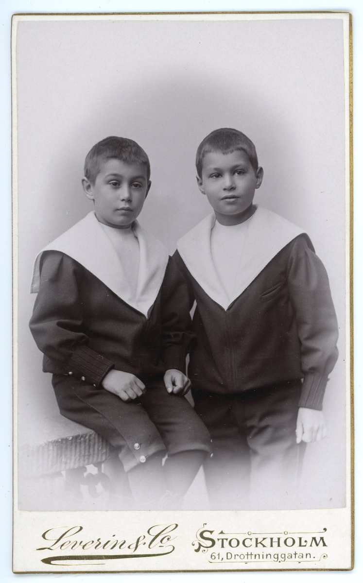 Porträtt av två barn