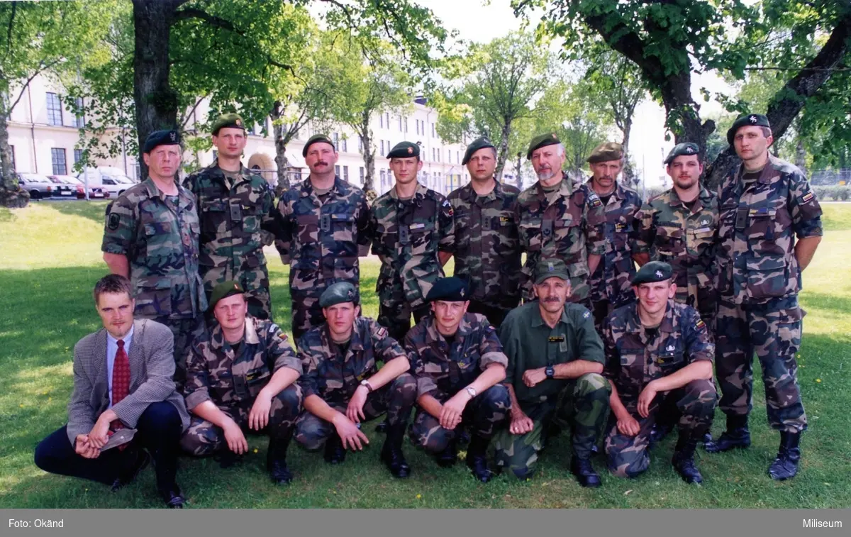 Gruppbild på Lettland ammunitionsröjare.