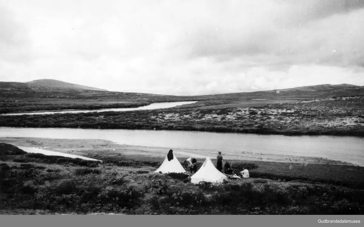 Sommerferie og fisketur på Dovrefjell i 1942. Teltleir ved Grøna i området ved Grøntjønna i Grøndalen på Dovrefjell.