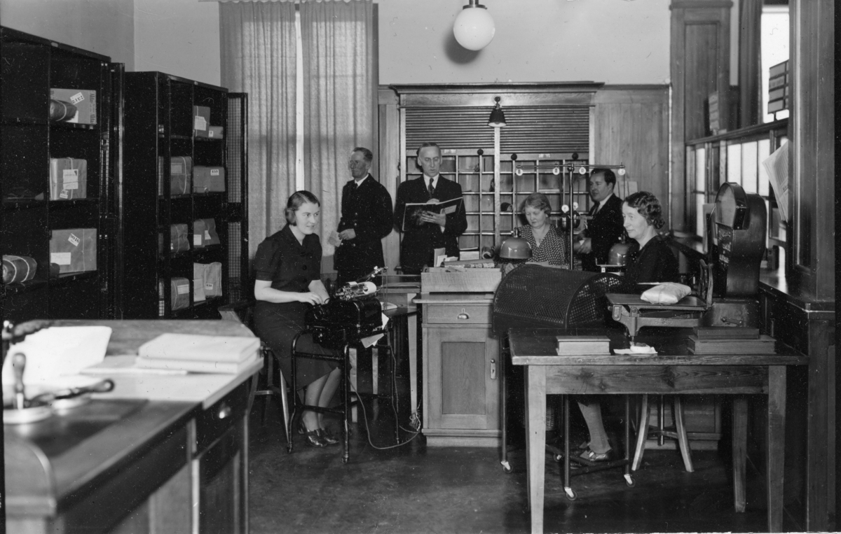 Postkontoret i Osby. Längst till vänster Anita Fritz som arbetade som eo postexpeditör i Osby 4 februari 1938 - 29 november 1938.
