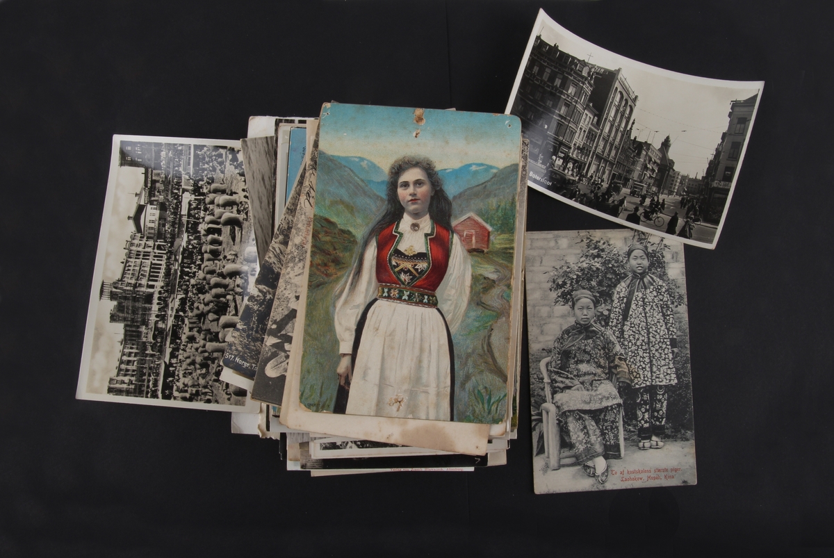 En samling postkort fra inn- og utland. Kortene er ikke skrevet eller stemplet