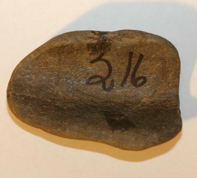 Sett med tre steinverktøy i forskjellige former og størrelser:
(a) Ett stein er langstraktog smalt.
(b) Ett annet avrundet og bearbeidet i en konkav form som redskap.
(c) Det siste ser ut som et ødelagt fragment av en større, i form av en bolle.