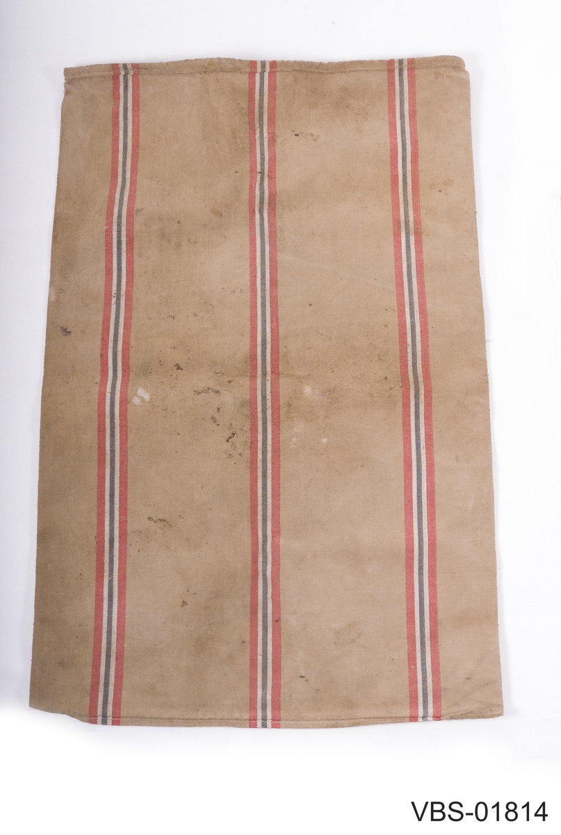 Rektangulær striesekk av jute med 3 striper i nasjonalfarger fra Norge Postvesen på begge to sider. 
Bare på en av de to sidene er teksten med logoen og datoen trykt ut.
Søm i begge sider og med en løpegang i toppen med ei snor innvendig.