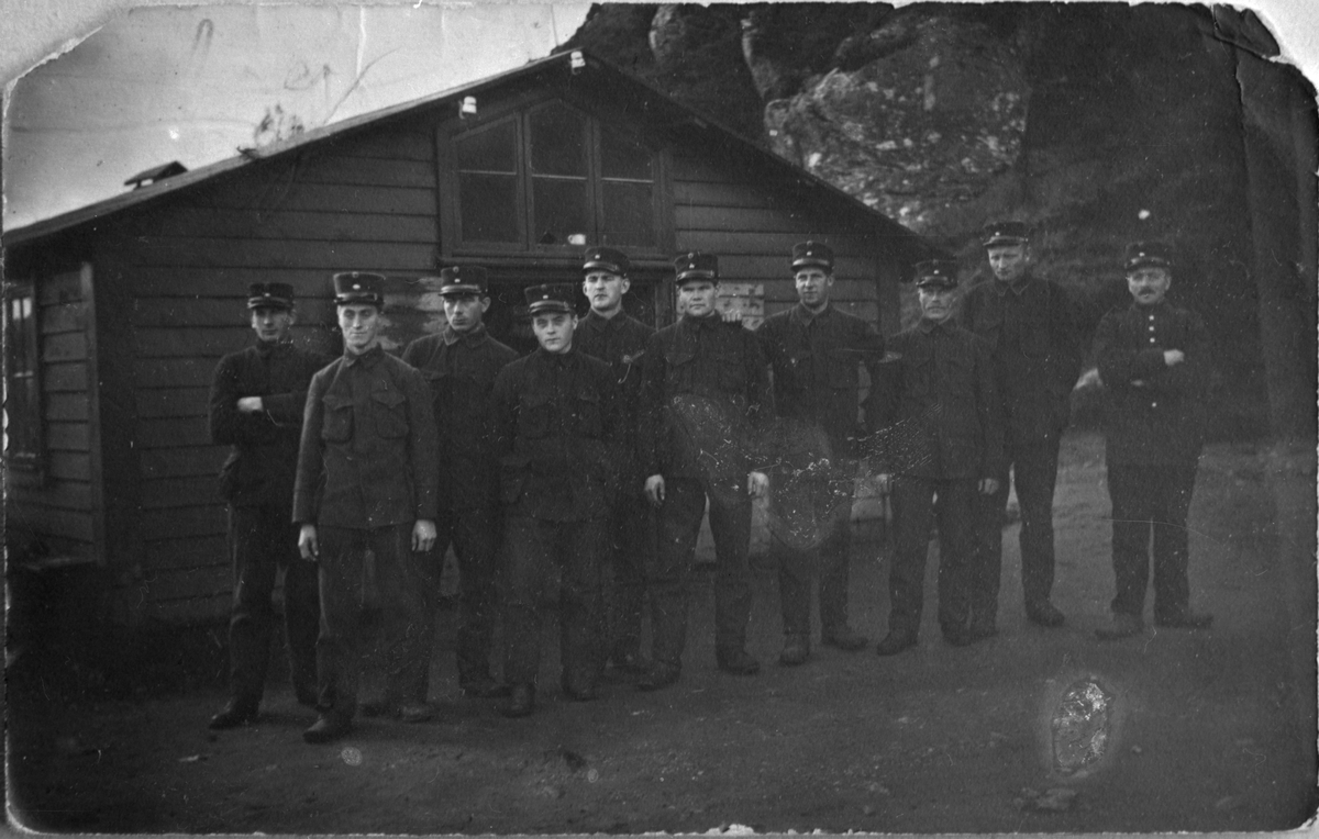 Portrett av soldatar ved Håøya kystfort i Vestfold, ca. 1910-1920. Frå venstre: 3 ukjende, Bård O. Vaka, ukjend, Martin Hetland, ukjend, Mikal Apalvik og 2 ukjende.