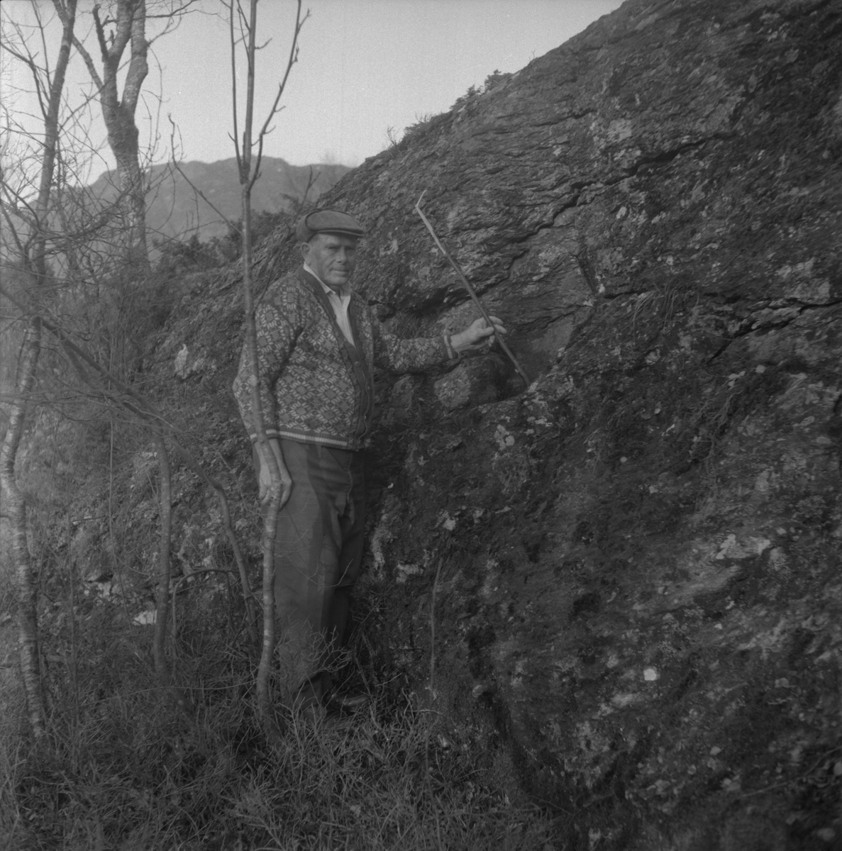 Paul T. Heggebø synar fram "Huldregryta", eit hol i berget på Nerheim i Ølen, 1978.