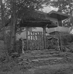 Heimelaga portal til hytte på Meland i Etne, 1975.