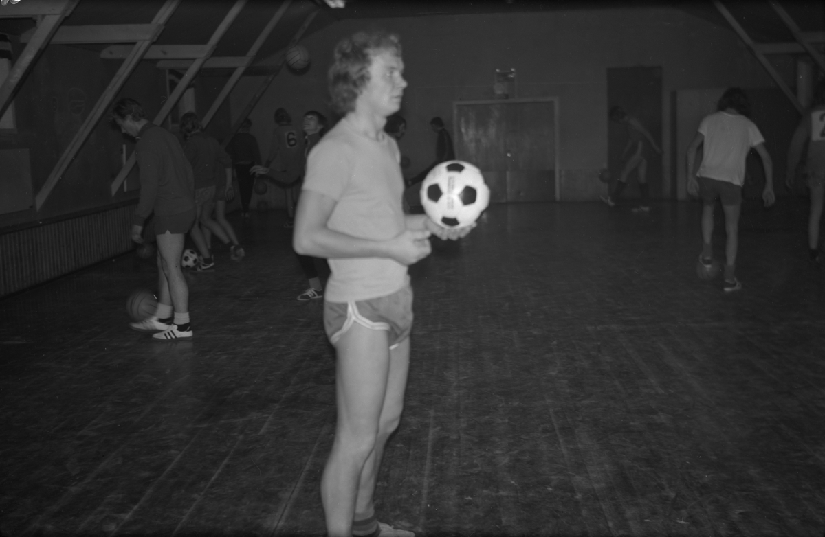 Trenar for Ølen Idrettslag, Magne Mehling, i Revehallen i Ølen, 1974.