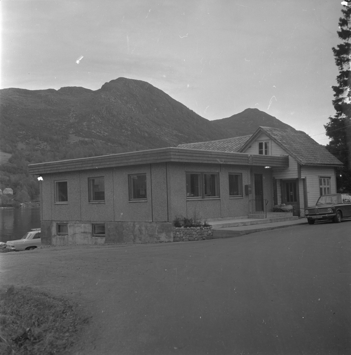 Postkontoret på Kvassanes i Ølensvåg sett mot nordaust, 1974.