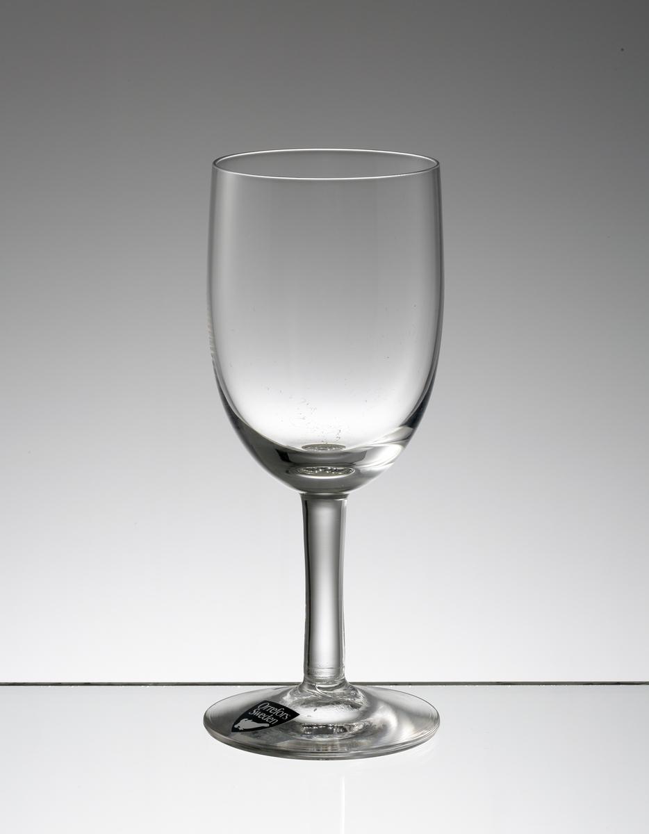 Design: Nils Landberg.
Sherryglas. Ovoid slät kupa med stråben. Fabriksmärke: mörkgrå botten med vit text.
