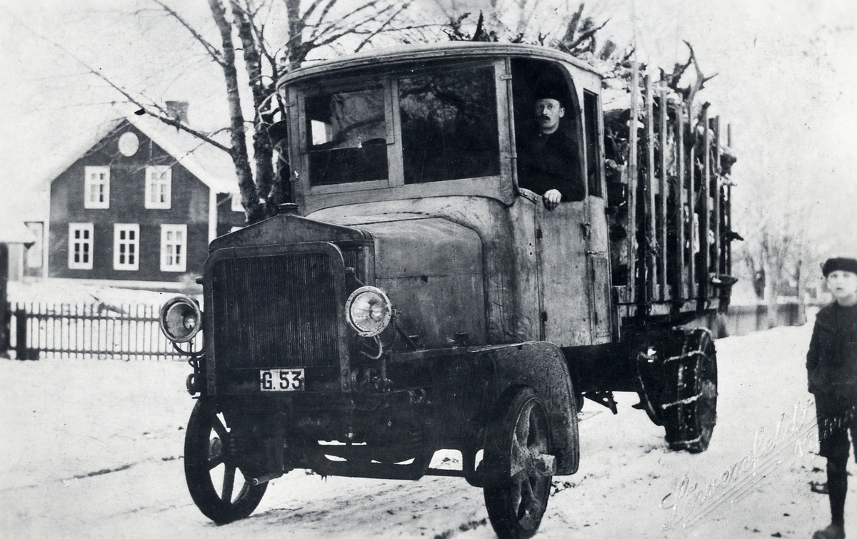 Lastbil, ägd av Kosta glasbruk, bilden tagen ca 1920,