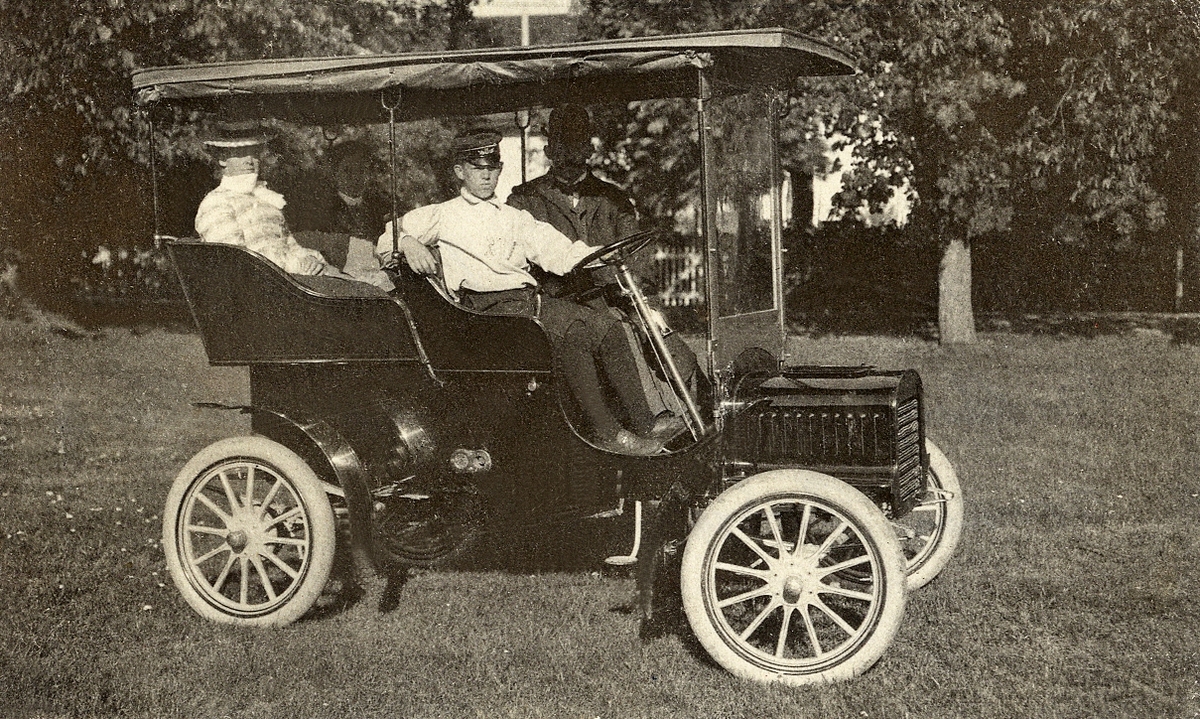 Växjös första bil, en Ford årsmodell 1905. Ägare: landssekreterare Frithiof Ohlsson (1854-1913). 
Vid ratten sonen Torsten (1891-1934).