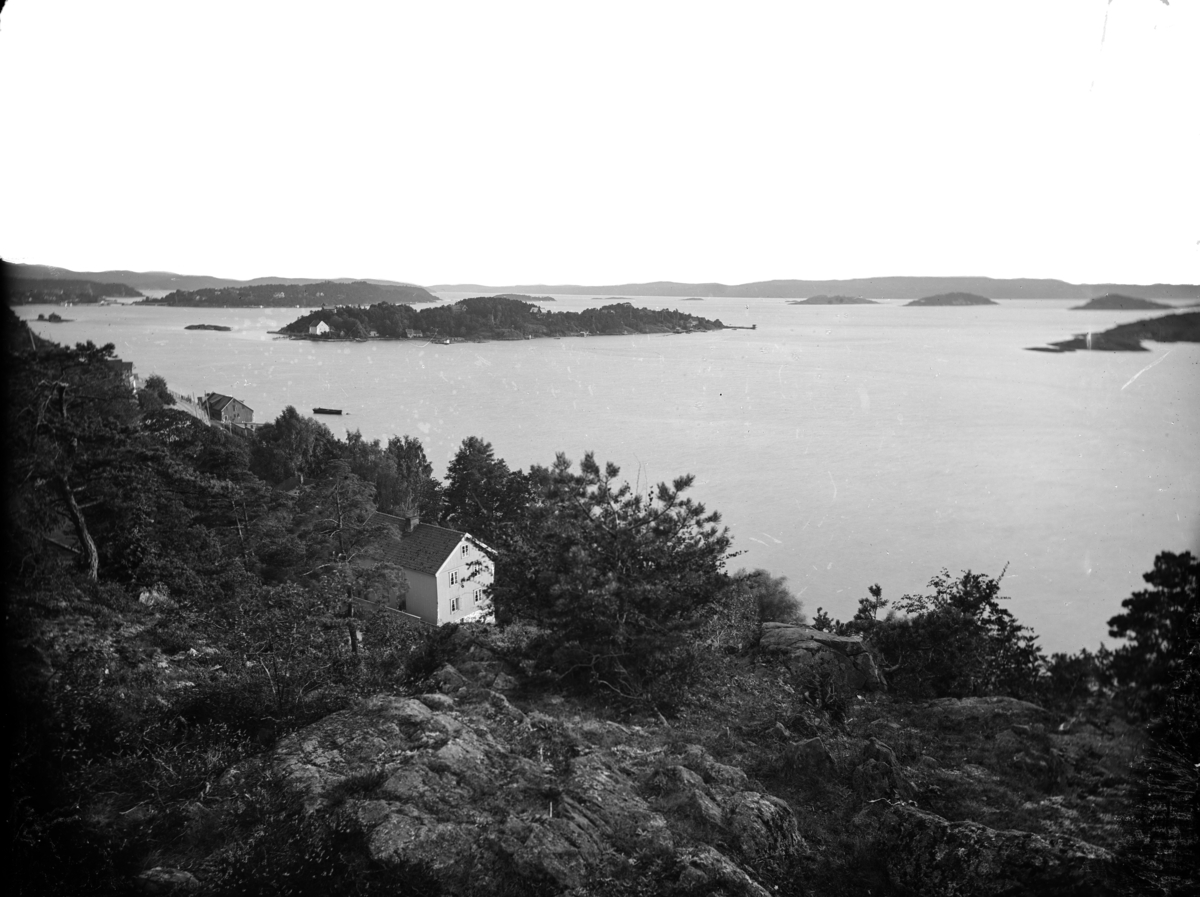 Trehus foran Bunnefjorden.